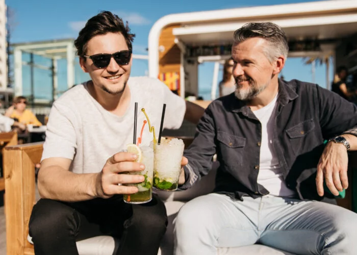 Un père et son fils boivent un cocktail