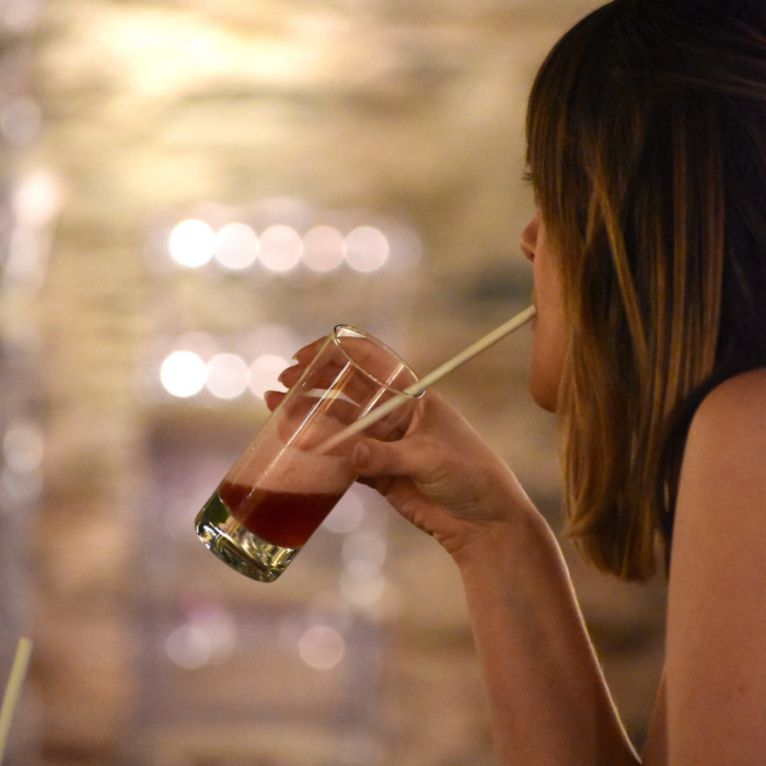 fille avec cocktail